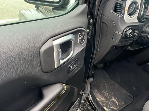 Used 2025 Jeep Wrangler Sahara image 15