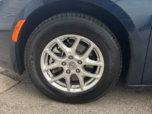 Used 2023 Chrysler Pacifica Touring-L image 12