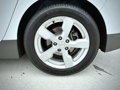 Used 2014 Chevrolet Volt FWD image 14