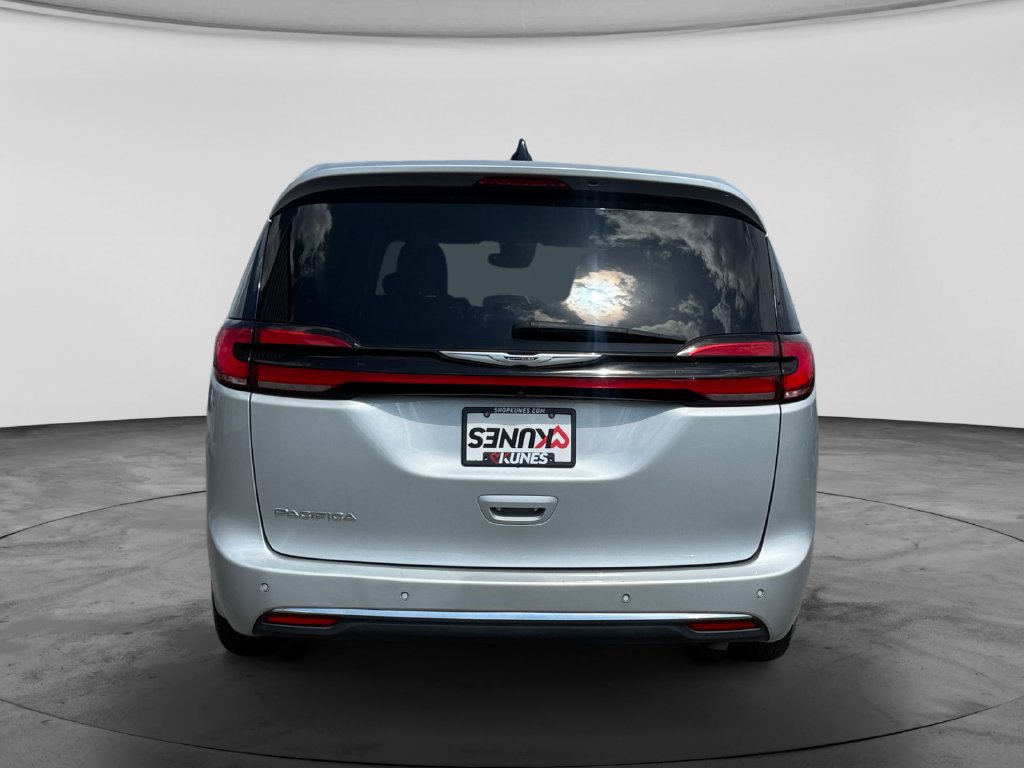 Used 2024 Chrysler Pacifica Touring-L FWD image 8