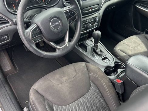 Used 2019 Jeep Cherokee Latitude w/ Popular Appearance Group FWD image 23