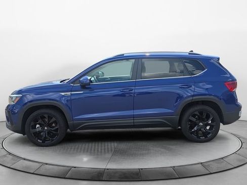 Used 2022 Volkswagen Taos SE w/ Panoramic Sunroof Package FWD image 2
