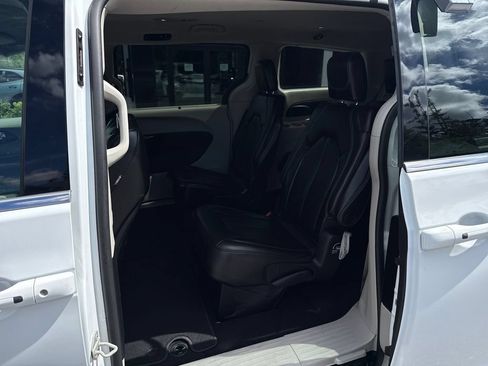 Used 2023 Chrysler Pacifica Touring-L FWD image 30