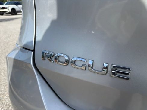 Used 2018 Nissan Rogue SV w/ Premium Package FWD image 12