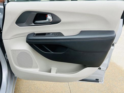 Used 2023 Chrysler Pacifica Touring-L image 32