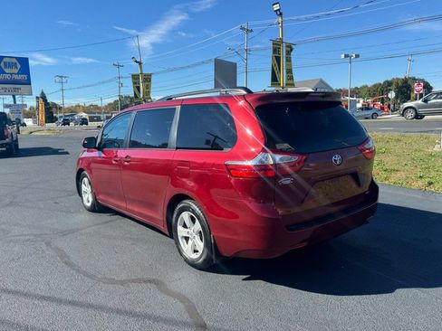 Used 2015 Toyota Sienna LE image 7