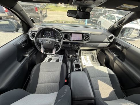 Used 2021 Toyota Tacoma TRD Off-Road image 2