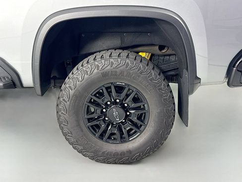 Used 2025 Chevrolet Silverado 2500 ZR2 w/ Technology Package AWD/4WD image 33