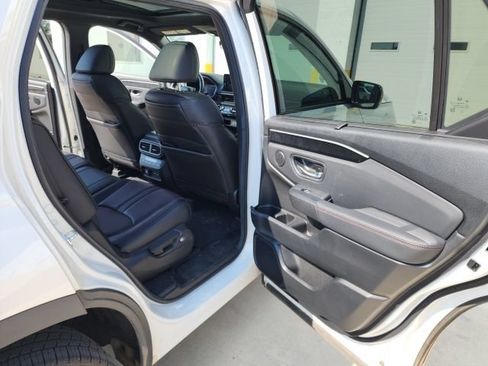 Used 2025 Honda Pilot Black Edition image 38