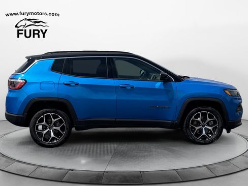 Used 2025 Jeep Compass Limited AWD/4WD image 2