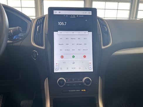 Used 2024 Ford Edge SEL w/ Convenience Package image 3