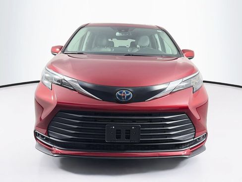 Used 2024 Toyota Sienna LE w/ LE Plus Package AWD/4WD image 2