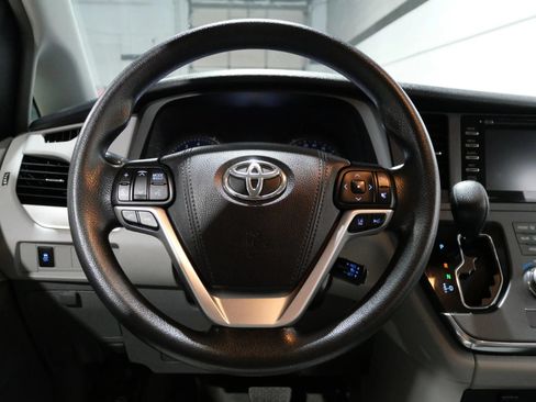 Used 2018 Toyota Sienna LE FWD image 15