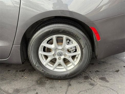 Used 2023 Chrysler Voyager LX image 4