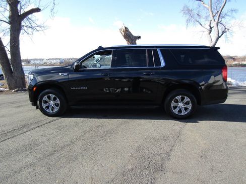 Used 2022 GMC Yukon XL SLE image 4