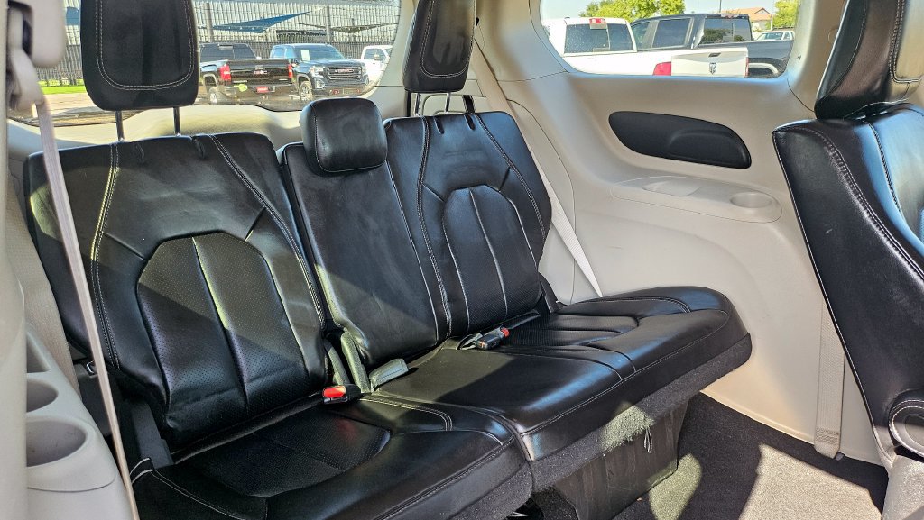 Used 2023 Chrysler Pacifica Touring-L FWD image 24