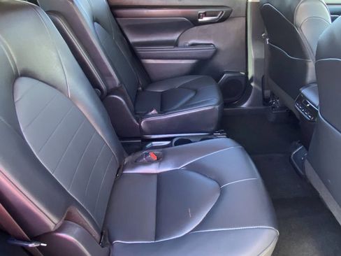Certified 2025 Toyota Highlander XLE image 16