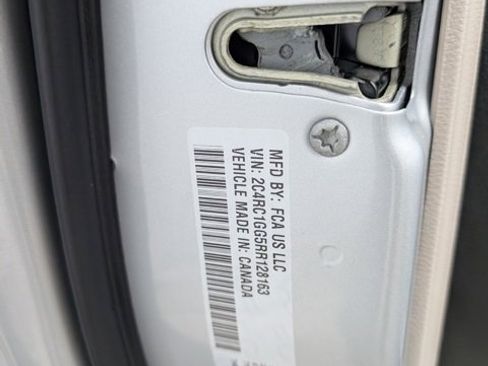 Used 2024 Chrysler Pacifica Limited image 35