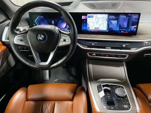 Used 2023 BMW X7 xDrive40i w/ Premium Package image 2