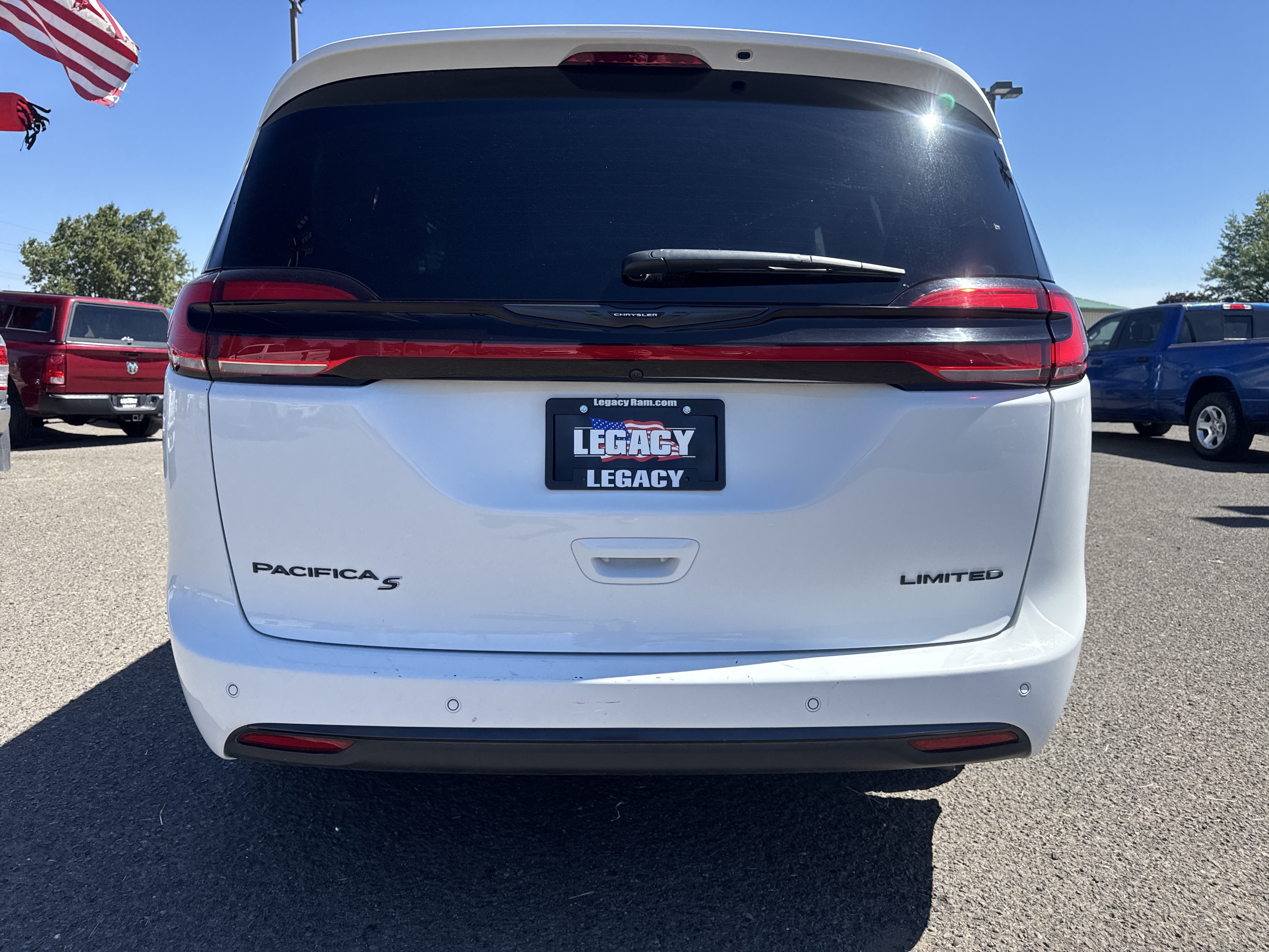 Used 2025 Chrysler Pacifica Limited FWD image 4