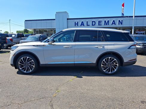 Used 2023 Lincoln Aviator Reserve w/ Equipment Group 201A AWD/4WD image 4