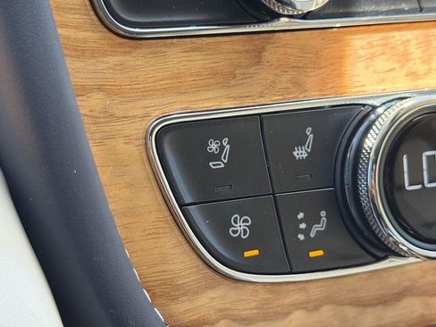 Used 2023 Bentley Bentayga Plug-In Hybrid AWD/4WD image 17