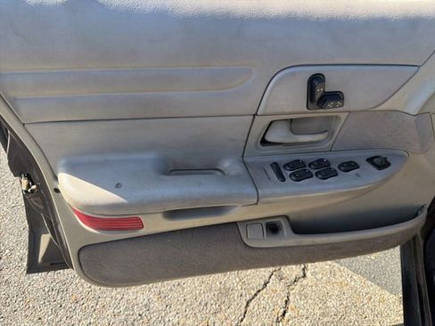 Used 1999 Ford Crown Victoria LX image 19