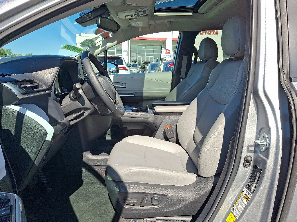 Certified 2025 Toyota Sienna XLE FWD image 16