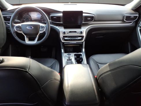 Used 2022 Ford Explorer XLT w/ Equipment Group 202A image 7