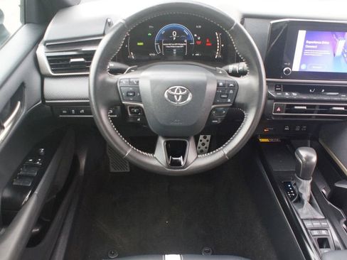 Used 2025 Toyota Camry SE FWD image 5