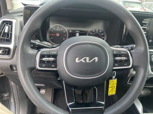 Used 2023 Kia Sorento LX AWD/4WD image 11