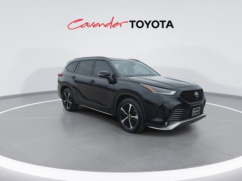 Certified 2021 Toyota Highlander XSE FWD image 2