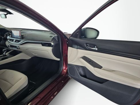 Used 2025 Nissan Altima 2.5 SV FWD image 38