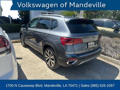 Used 2023 Volkswagen Taos SE w/ Panoramic Sunroof Package FWD image 5
