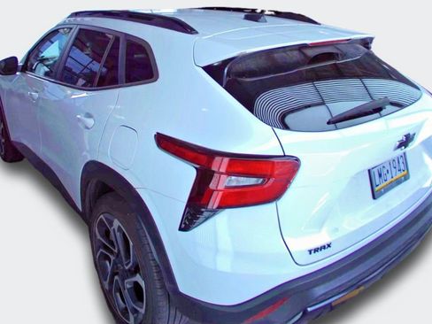 Certified 2024 Chevrolet Trax RS w/ Sunroof Package FWD image 5