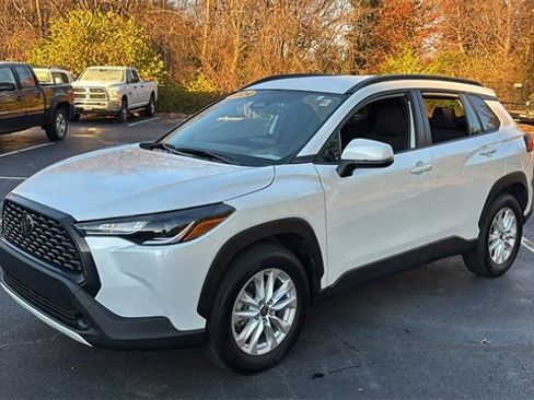 Used 2024 Toyota Corolla Cross LE image 2