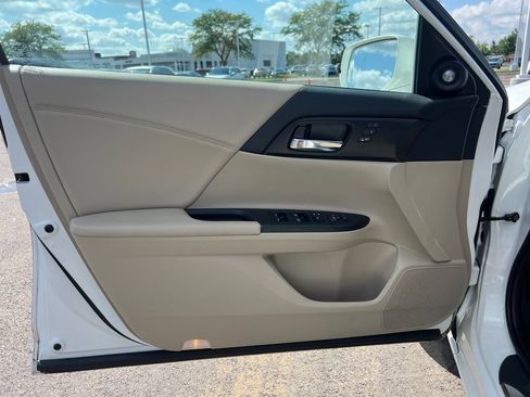 Used 2014 Honda Accord Touring image 17