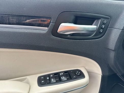 Used 2018 Chrysler 300 Limited image 10