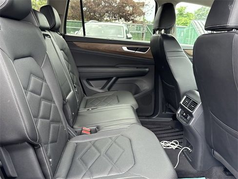 Used 2024 Volkswagen Atlas SE image 30