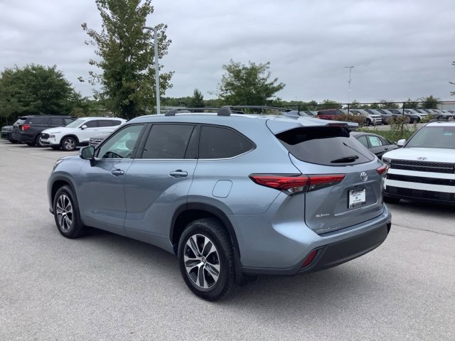 Used 2021 Toyota Highlander XLE AWD/4WD image 3