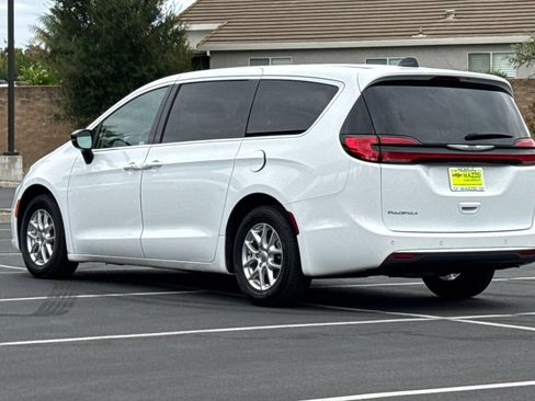 Used 2024 Chrysler Pacifica Touring-L FWD image 3