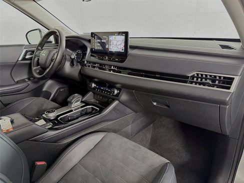 Used 2025 Mitsubishi Outlander SE AWD/4WD image 32