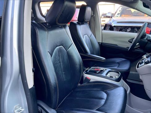 Used 2024 Chrysler Pacifica Touring-L image 9