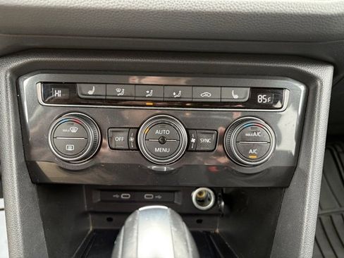 Used 2021 Volkswagen Tiguan SE image 16