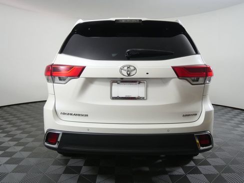 Used 2019 Toyota Highlander Limited FWD image 4