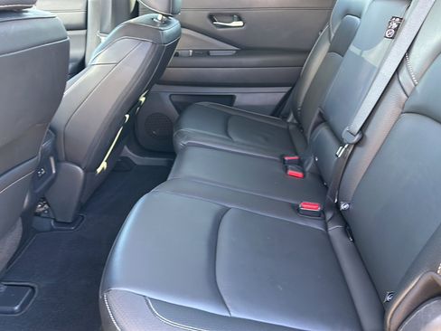 Used 2023 Nissan Pathfinder SL image 18