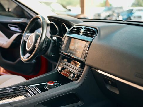 Used 2018 Jaguar F-PACE Premium image 18