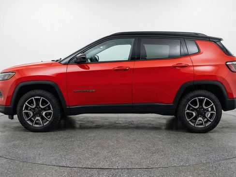 Used 2025 Jeep Compass Trailhawk image 5