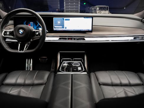 Used 2023 BMW 760i xDrive w/ Executive Package AWD/4WD image 44