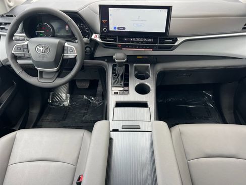 Used 2026 Toyota Sienna XLE image 4